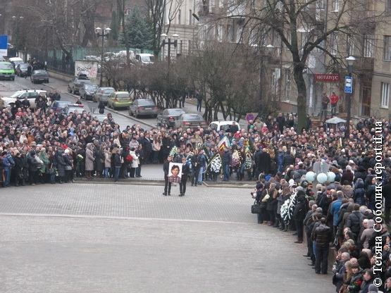 В Ивано-Франковске 19-летного героя в последний путь провожали 20 тыс. человек