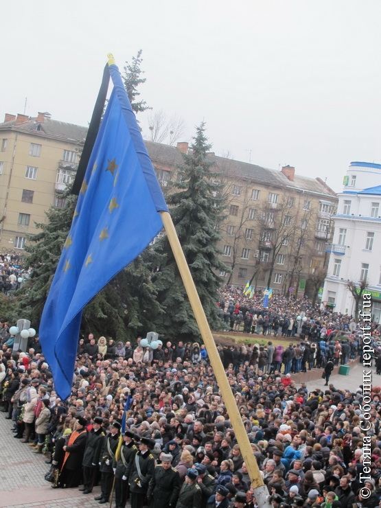 В Ивано-Франковске 19-летного героя в последний путь провожали 20 тыс. человек