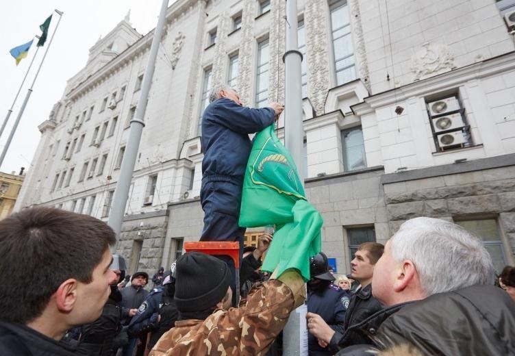 Кернес домовився: з харківської мерії зняли прапор Росії