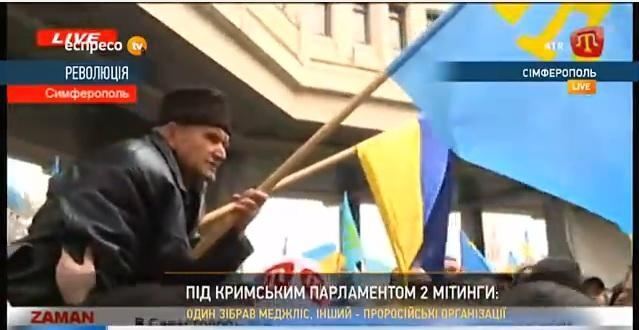 Возле крымского парламента уже насчитали 20 тысяч митингующих