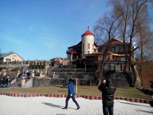 Активісти Автомайдану оглянули черкаське маєток Олійника