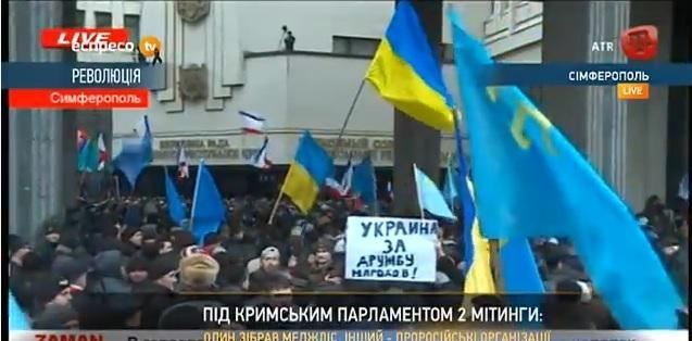 Возле крымского парламента уже насчитали 20 тысяч митингующих