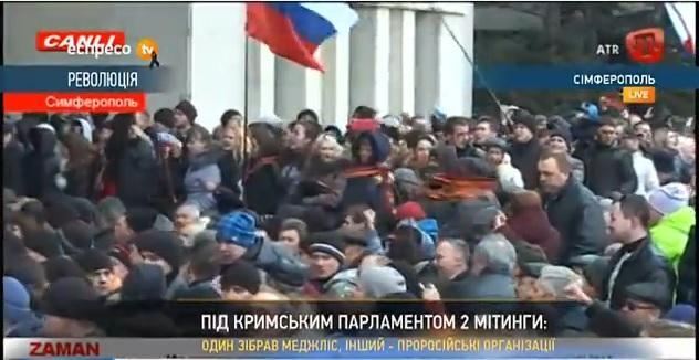 Возле крымского парламента уже насчитали 20 тысяч митингующих