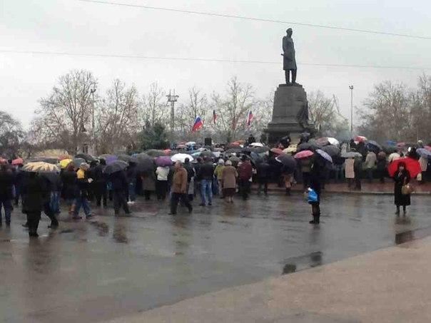 Севастопольцев автобусами отправляют на митинг у крымского парламента