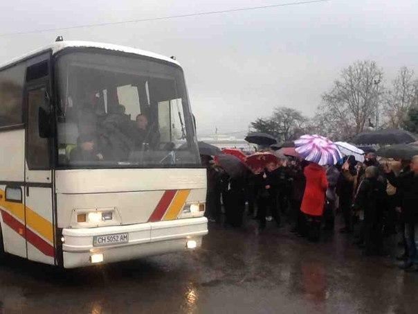 Севастопольців автобусами відправляють на мітинг у кримського парламенту