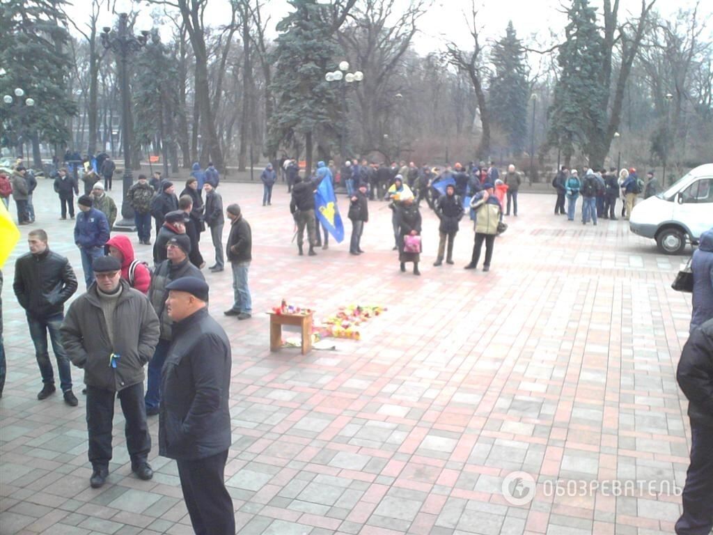 Под Верховной Радой люди протестуют против освобождения Маркова