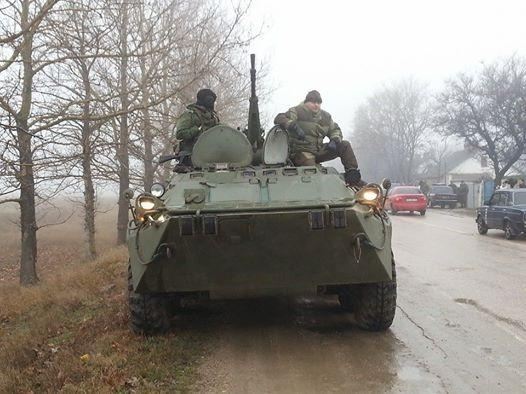 Російські БТРи під Сімферополем блокують місцеві жителі - ЗМІ