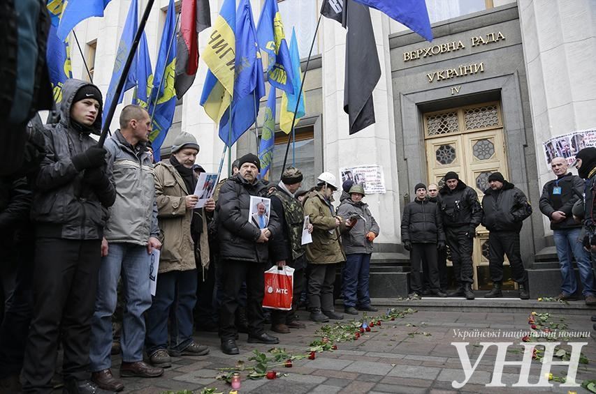 Возле Верховной Рады собрались несколько тысяч митингующих