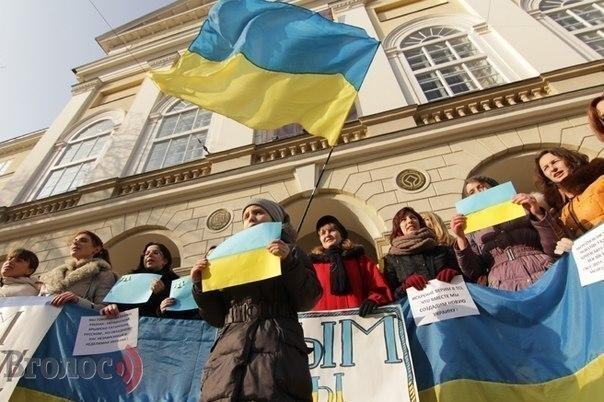 У Львові пройшов флешмоб на підтримку Криму як частини України 