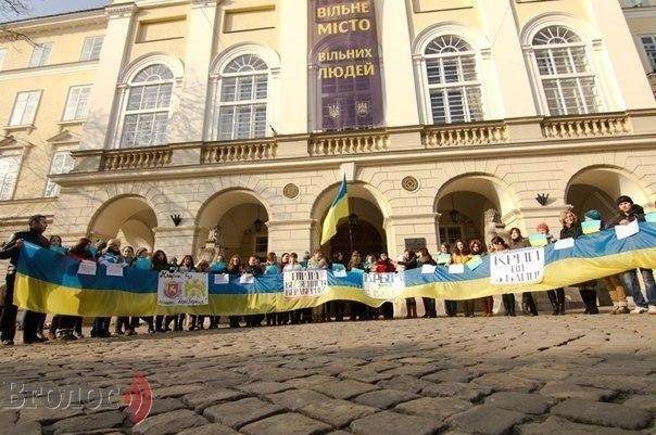 Во Львове прошел флешмоб в поддержку Крыма как части Украины 