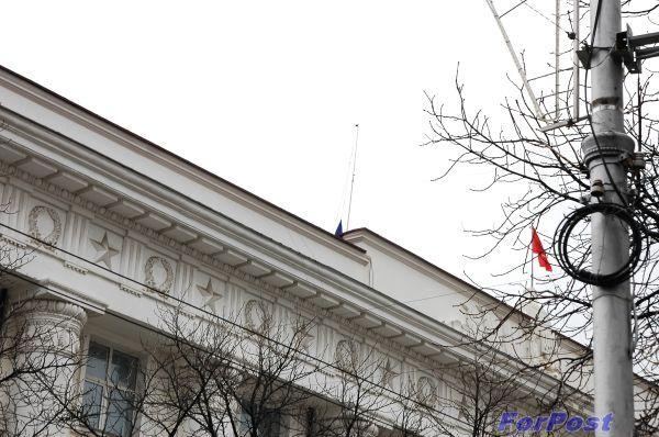 Со здания горсовета Севастополя спустили украинский флаг