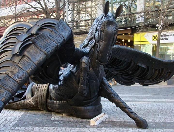 У Чехії на честь Евромайдана створили скульптуру Пегаса з шин