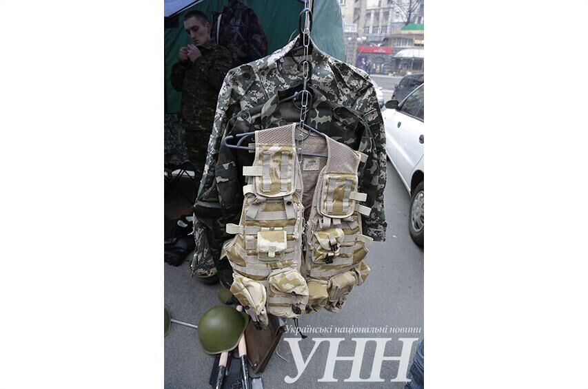 На Майдане собирают деньги на оружие и продают "военную форму"