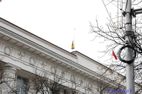 З будівлі міськради Севастополя спустили український прапор