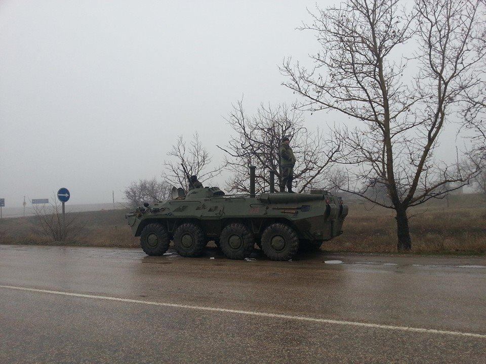 Російські БТРи під Сімферополем блокують місцеві жителі - ЗМІ