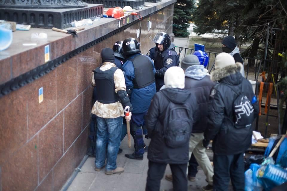 Титушки пытались устроить провокацию под Харьковской ОГА