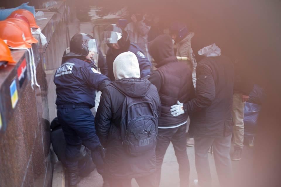 Титушки пытались устроить провокацию под Харьковской ОГА