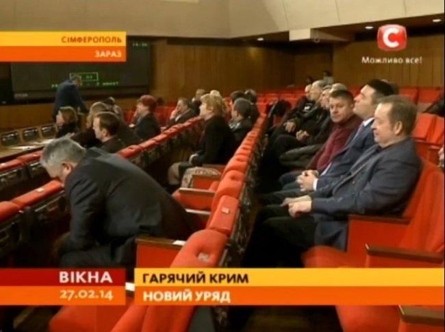 Опубліковані кадри збройної сесії парламенту Криму 