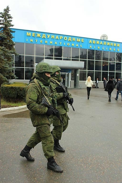 Аеропорт Сімферополя: люди в камуфляжах з кулеметами і Жириновський