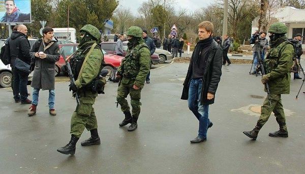 Аэропорт Симферополя: люди в камуфляжах с пулеметами и Жириновский