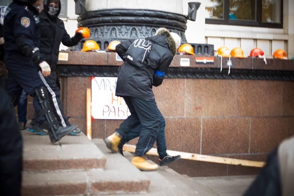 Титушки пытались устроить провокацию под Харьковской ОГА