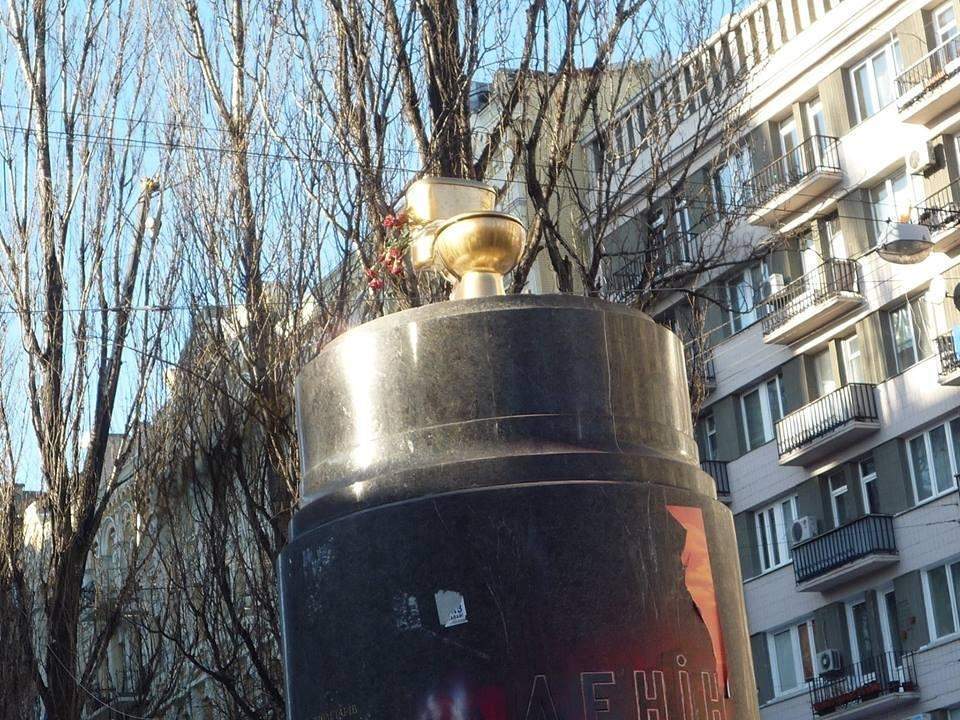 В Киеве на месте снесенного Ленина появился "золотой унитаз"