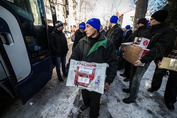 Кримські активісти везуть до Києва продукти та одяг для "Беркута"