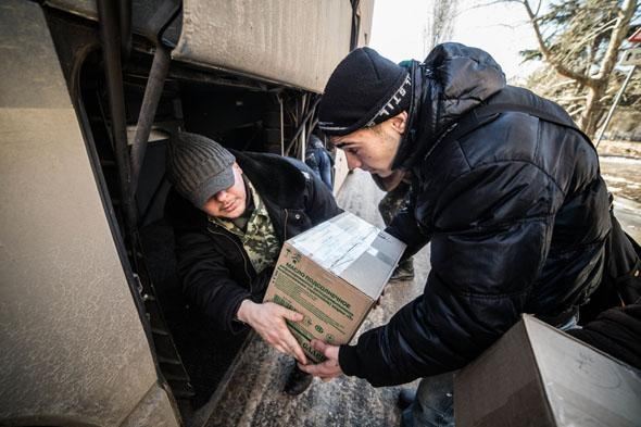 Кримські активісти везуть до Києва продукти та одяг для "Беркута"