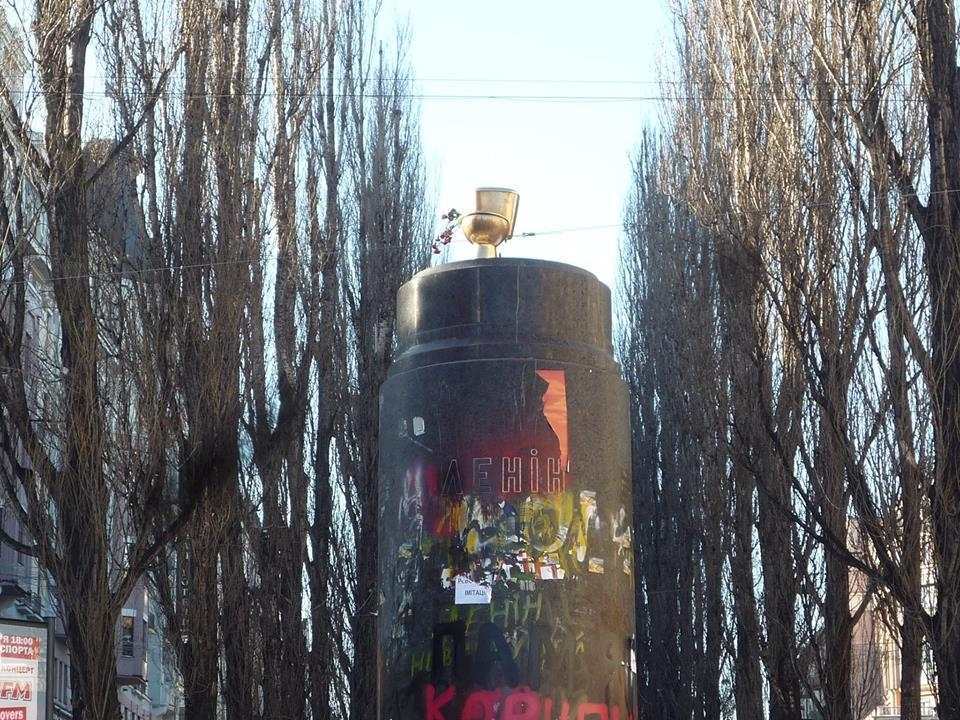 В Киеве на месте снесенного Ленина появился "золотой унитаз"
