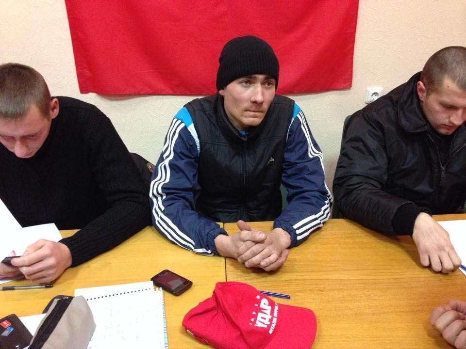 На Майдане задержали трех силовиков в гражданском и выдали командиру под расписку