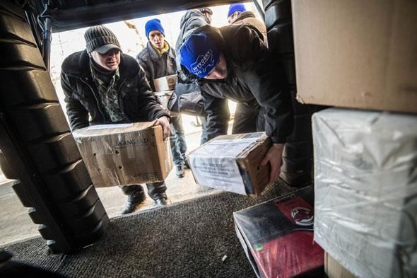 Крымские активисты везут в Киев продукты и одежду для "Беркута"