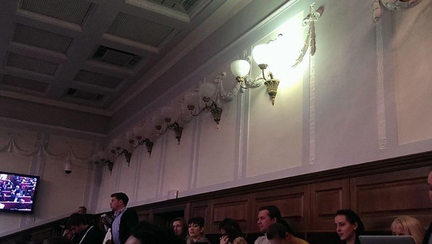 В Раде начались проблемы с освещением во время выступления Симоненко