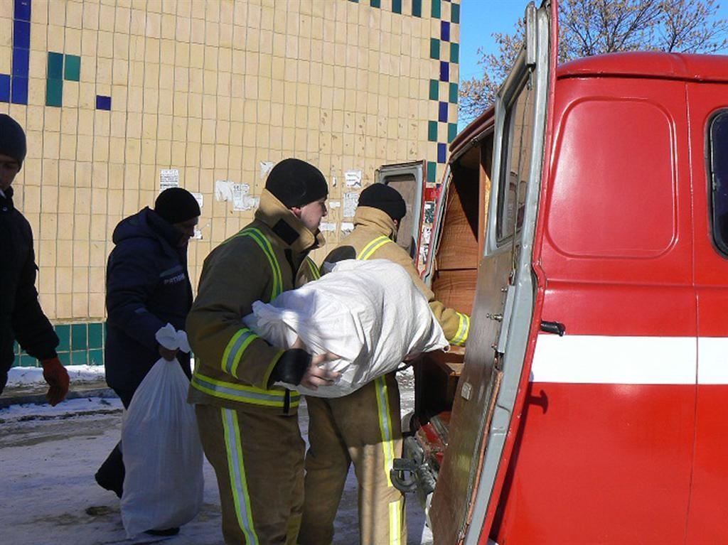 На Донеччині рятувальники розвозять хліб по селах, занесеним снігом