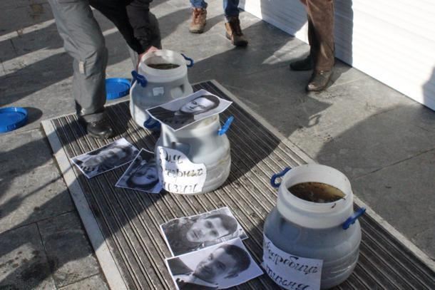 Активисты принесли под офис "Интера" три бочки фекалий