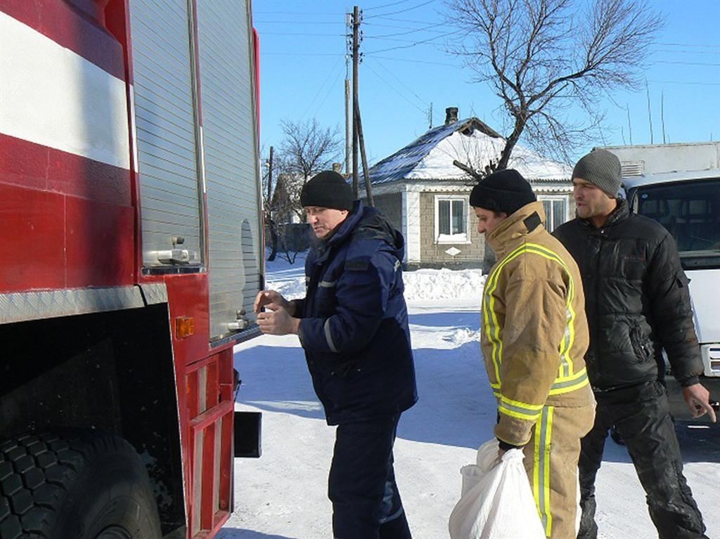 На Донеччині рятувальники розвозять хліб по селах, занесеним снігом