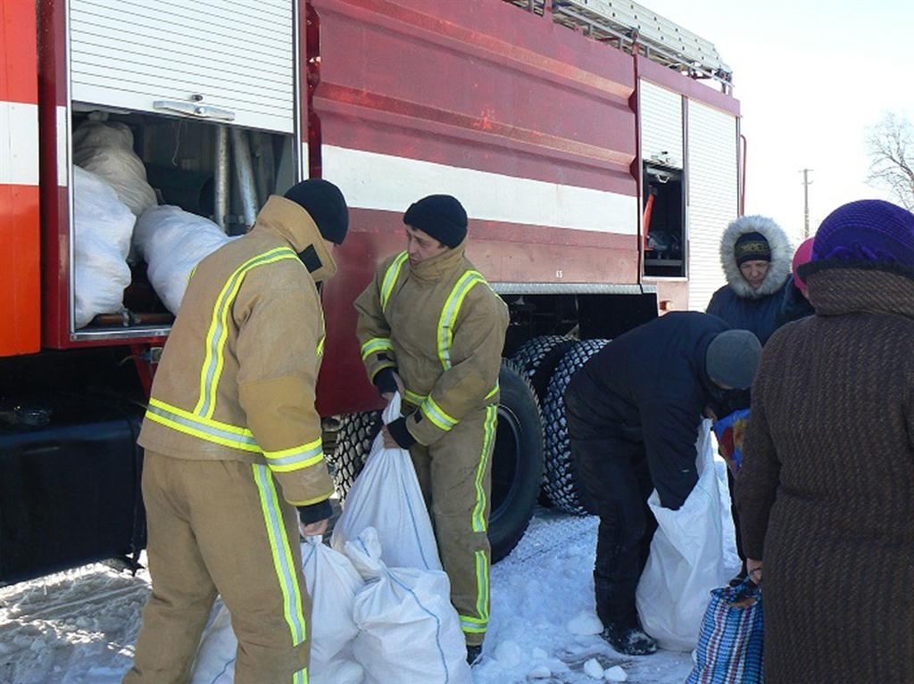 На Донетчине спасатели развозят хлеб по селам, занесенным снегом