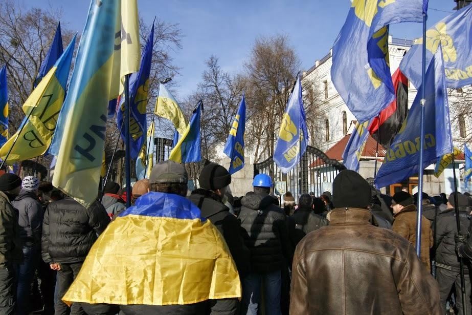 Бойцы ВВ отдали честь протестующим под Минобороны