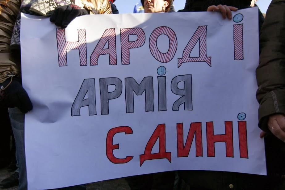 Бойцы ВВ отдали честь протестующим под Минобороны