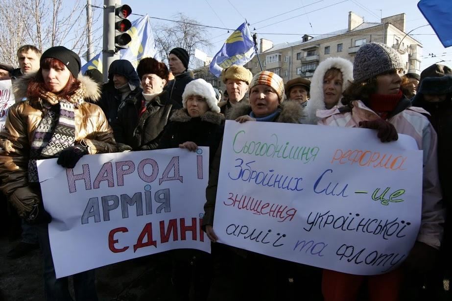 Бойцы ВВ отдали честь протестующим под Минобороны