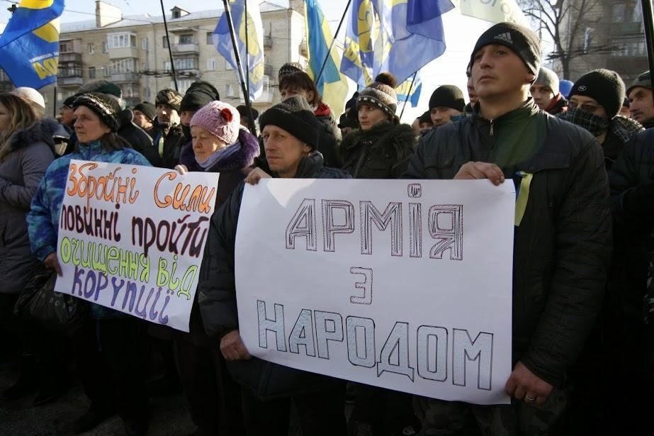 Бойцы ВВ отдали честь протестующим под Минобороны