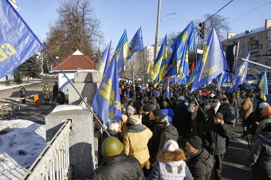 Бойцы ВВ отдали честь протестующим под Минобороны