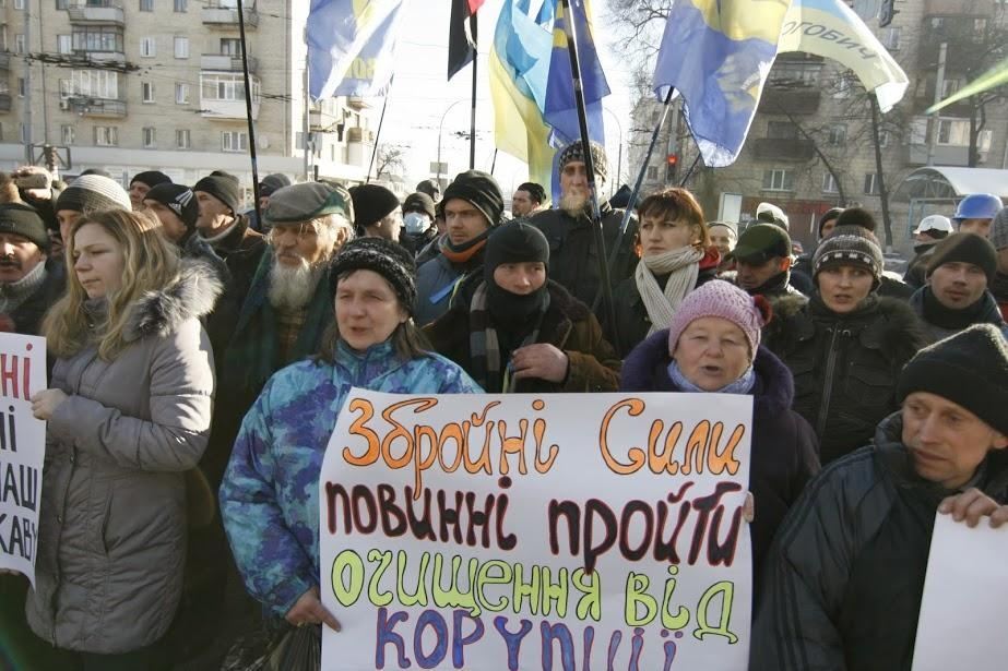 Бойцы ВВ отдали честь протестующим под Минобороны