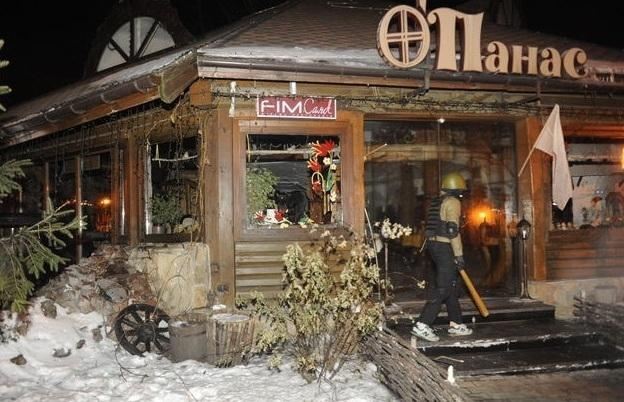 В центре Киева националисты громили рестораны