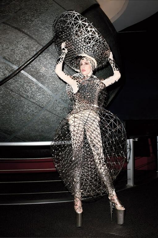 Леди Гага снова шокирует мир новыми нарядами