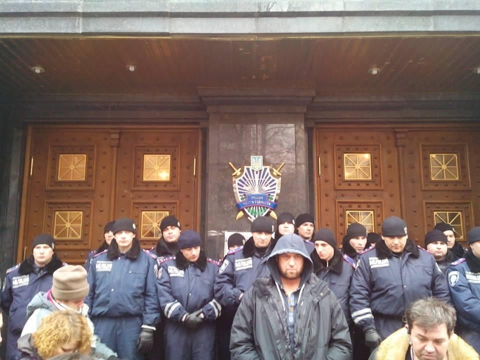 Активисты пикетировали здание ГПУ: им пообещали отпустить фотографа