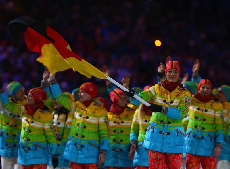 Шорты, военные и канарейки. Самые яркие наряды сборных на открытии Олимпиады