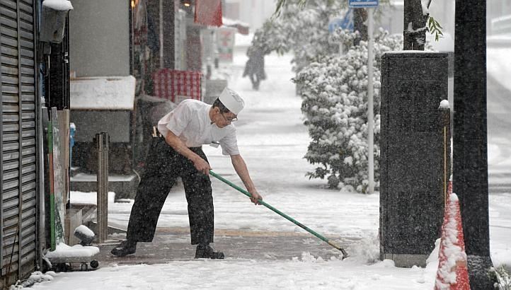 Токио засыпало снегом: отменены 300 авиарейсов