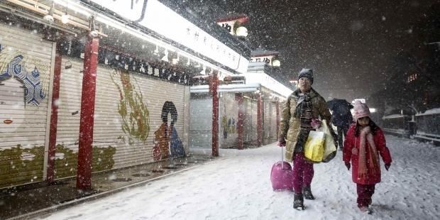 В Японии почти сто человек пострадали из-за снегопада