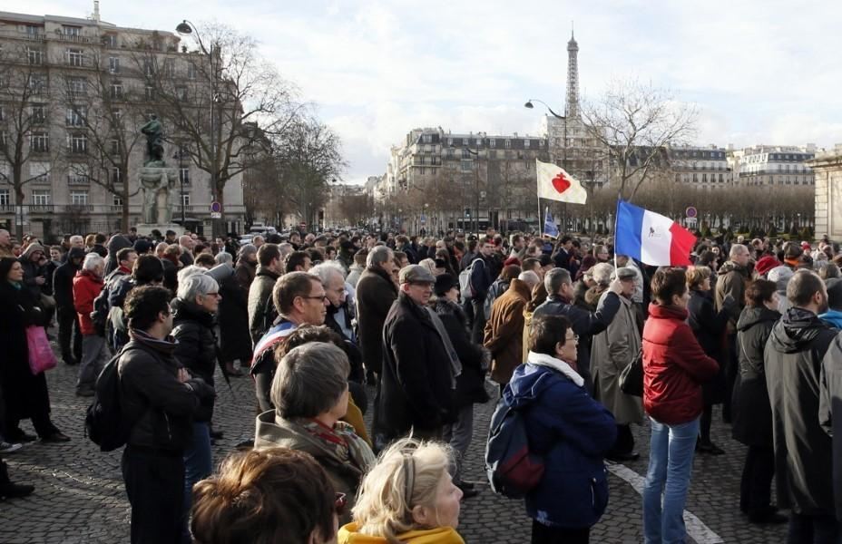 В Париже протестующие требовали запретить FEMEN