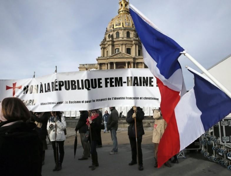 У Парижі протестувальники вимагали заборонити FEMEN